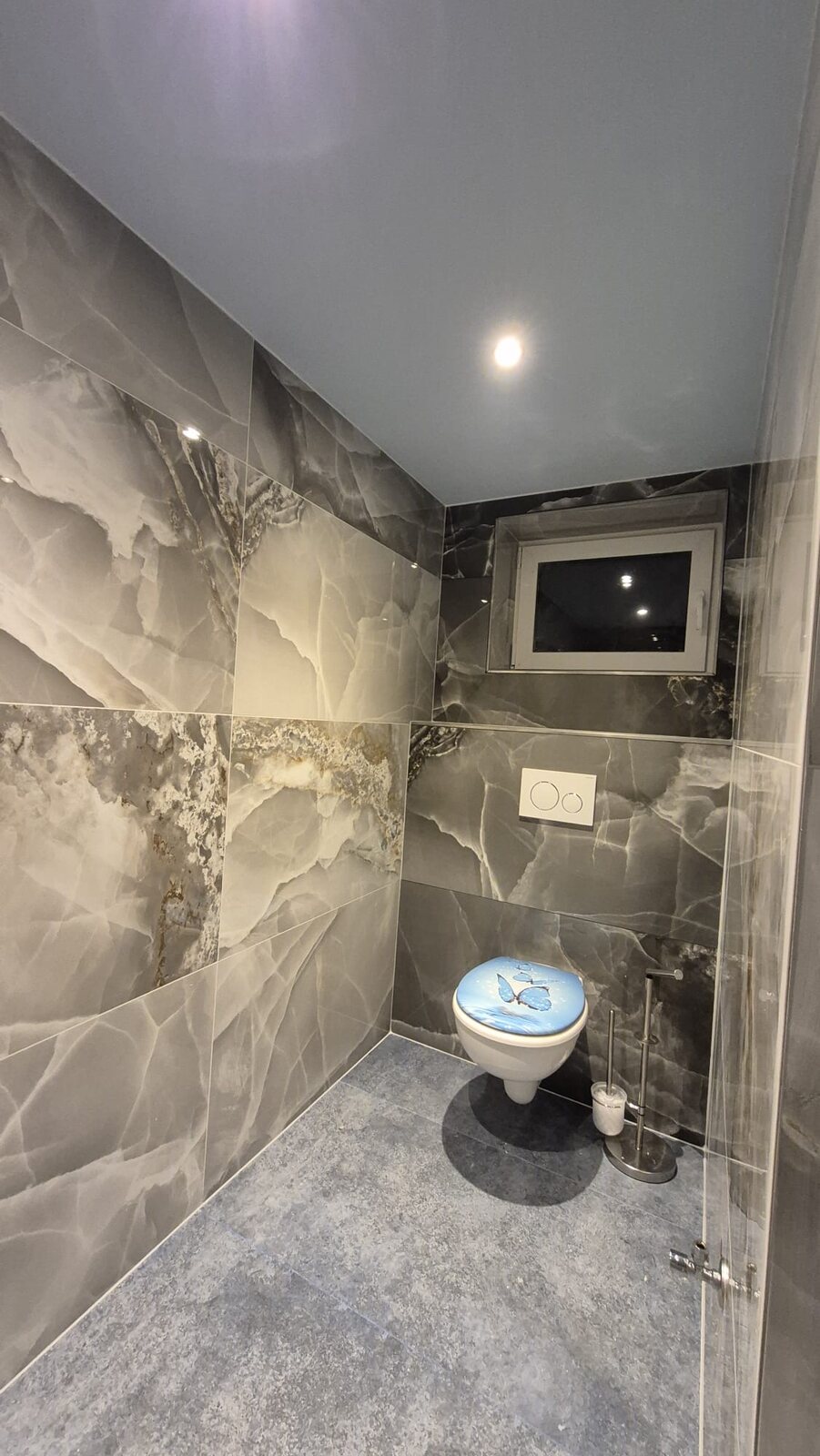 Badezimmer in Steinoptik mit Wand-WC