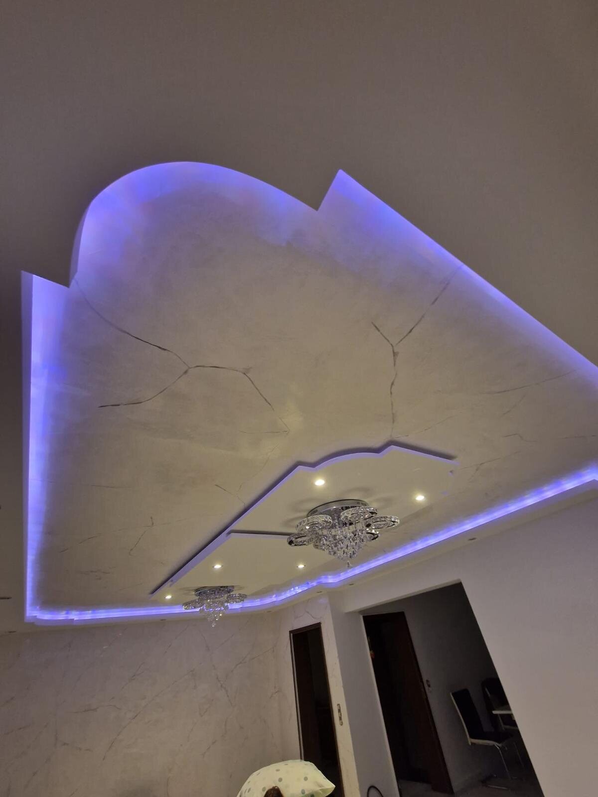 Abgehängte Designdecke mit indirekter LED-Beleuchtung