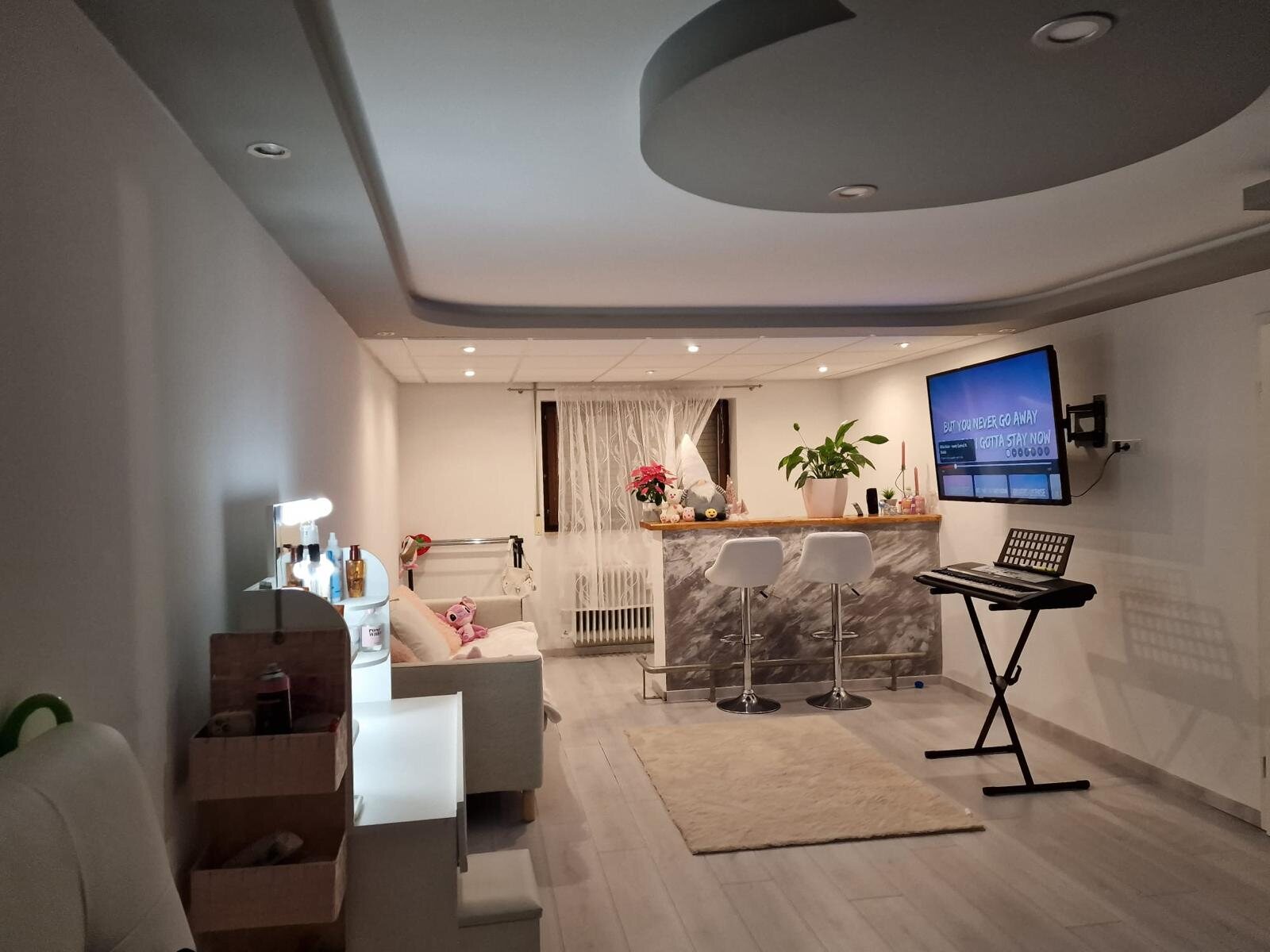 Moderner Wohnbereich mit geschwungener Designdecke